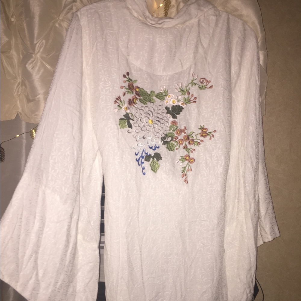 Anthologie bath robe!Never worn tag still on it!